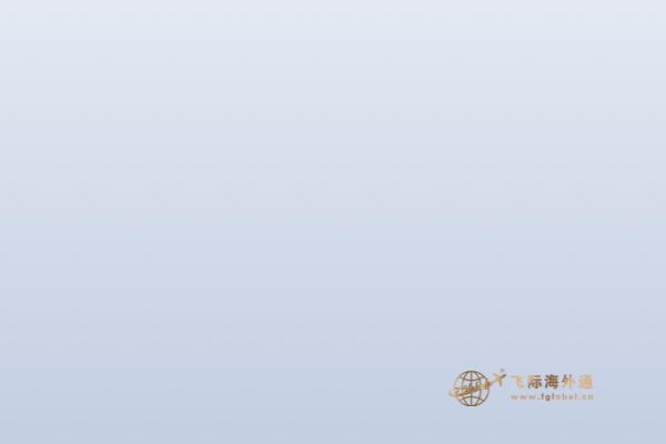花朵树木和茅草房子