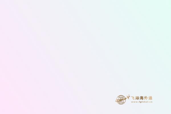 路边的一棵树和两边的草坪